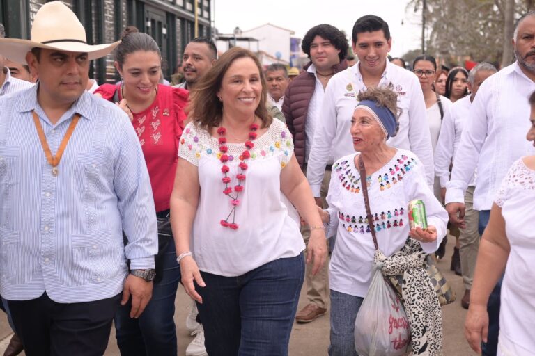 Gobernadora Rocío Nahle acompaña a tlacotalpeñosen La Candelaria