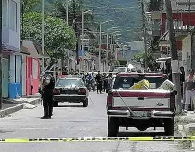 Hombre escapa por la puerta falsa