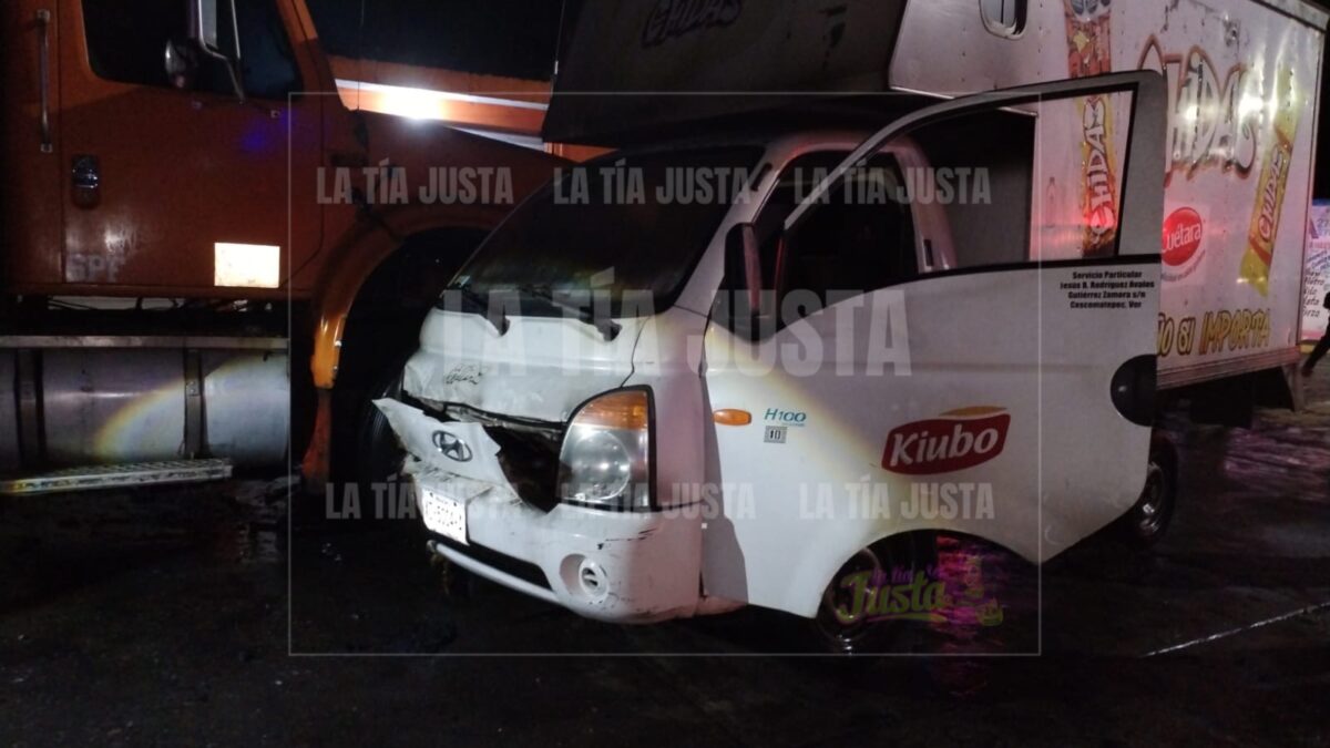 CORTO CIRCUITO EN CAMIONETA MOVILIZA A GRUPOS DE AUXILIO