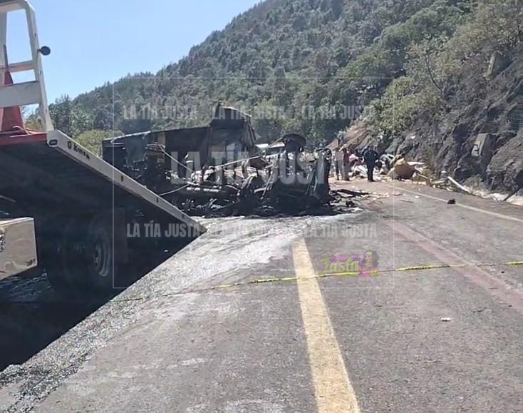 Tráiler con caja seca choca contra el cerro