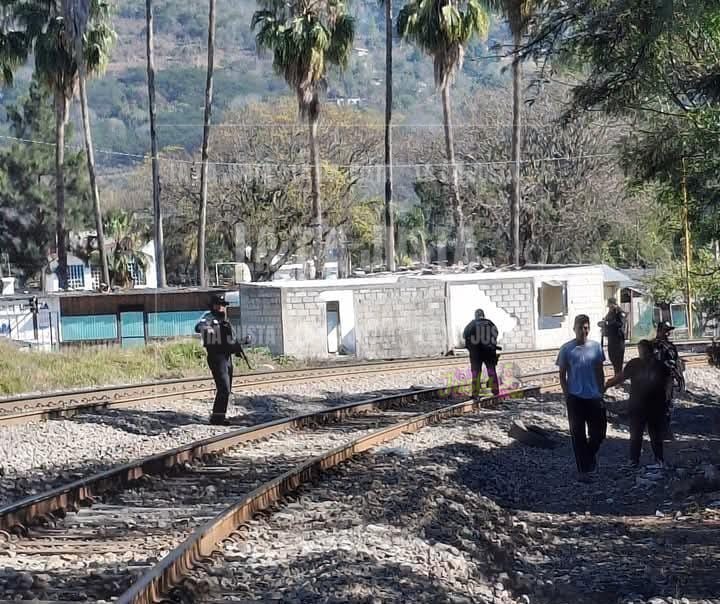 Localizan a hombre sin vid4 sobre las vías del tren