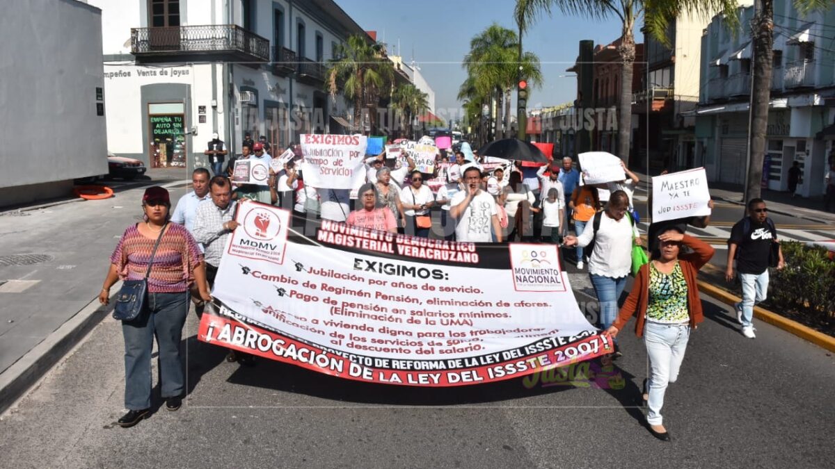 Marchan contra la reforma de la ley del ISSSTE 