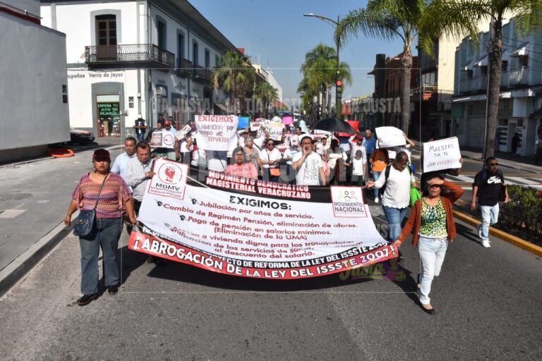 Marchan contra la reforma de la ley del ISSSTE 
