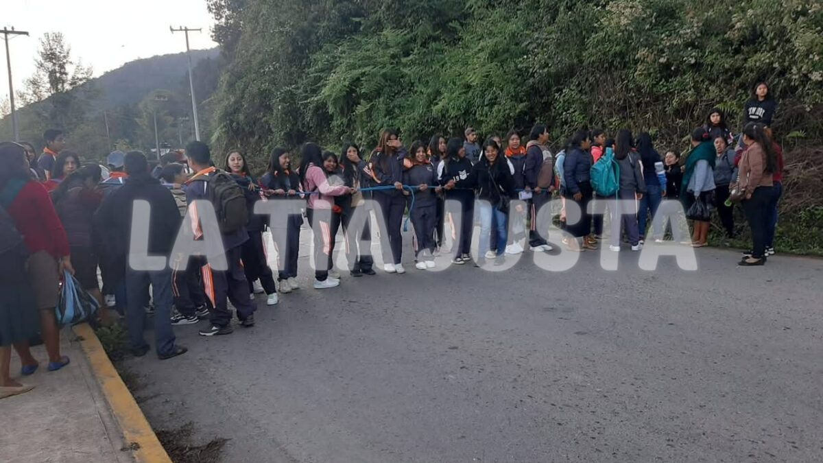 POR FALTA DE MAESTRO, ALUMNOS Y PADRES DE FAMILIA DEL TELEBACHILLERATO DE MIXTA DE ALTAMIRANO BLOQUEAN LA CARRETERA DE ZONGOLICA A SAN JUAN TEXHUACAN.
