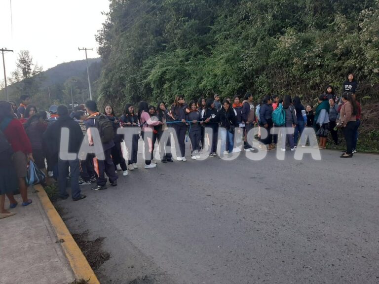 POR FALTA DE MAESTRO, ALUMNOS Y PADRES DE FAMILIA DEL TELEBACHILLERATO DE MIXTA DE ALTAMIRANO BLOQUEAN LA CARRETERA DE ZONGOLICA A SAN JUAN TEXHUACAN.