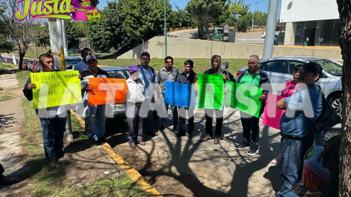 CATORCE EXTRABAJADORES DEL INGENIO SAN NICOLÁS PROTESTAN EN XALAPA PARA EXIGIR PAGO DE LAUDOS PENDIENTES DESDE 2019.