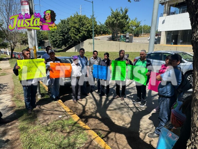 CATORCE EXTRABAJADORES DEL INGENIO SAN NICOLÁS PROTESTAN EN XALAPA PARA EXIGIR PAGO DE LAUDOS PENDIENTES DESDE 2019.