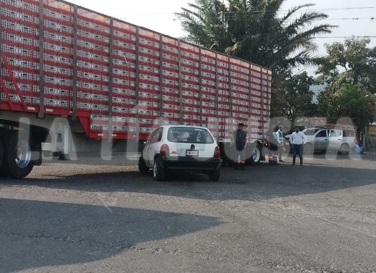 “ACCIDENTE EN CARRETERA FEDERAL DEJA DAÑOS MATERIALES Y TRÁFICO LENTO EN AMATLÁN DE LOS REYES”