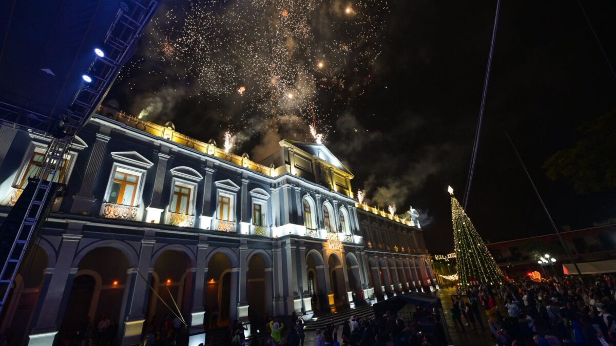 Acompañado de cordobeses el alcalde Juan Martínez Flores y autoridades municipales dan la bienvenida al año nuevo 2025