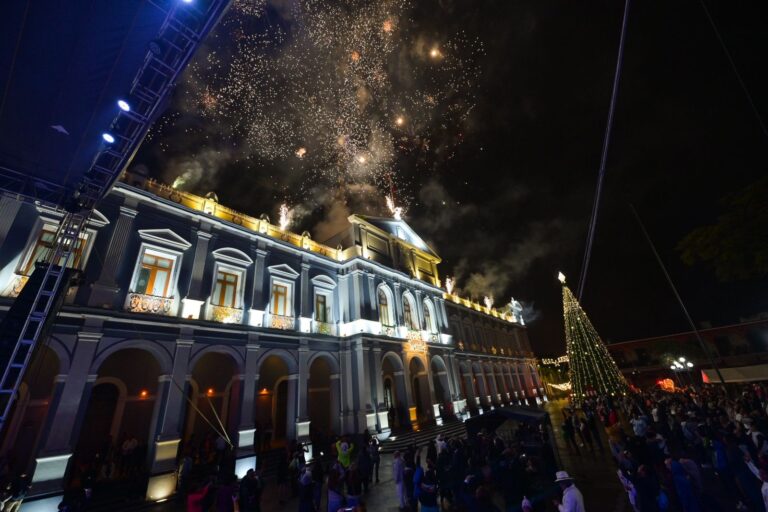 Acompañado de cordobeses el alcalde Juan Martínez Flores y autoridades municipales dan la bienvenida al año nuevo 2025