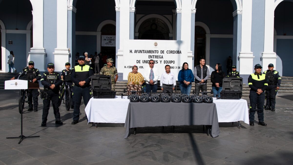 Entregan autoridades municipales equipo de seguridad y unidades para fortalecimiento de la seguridad ciudadana