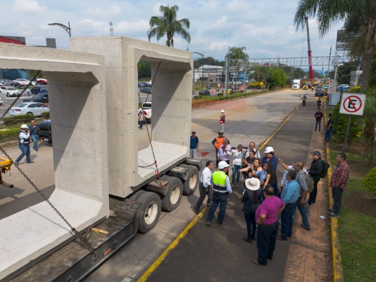 Comienza instalación de estructuras de concreto en socavón del boulevard Tratados de Córdoba