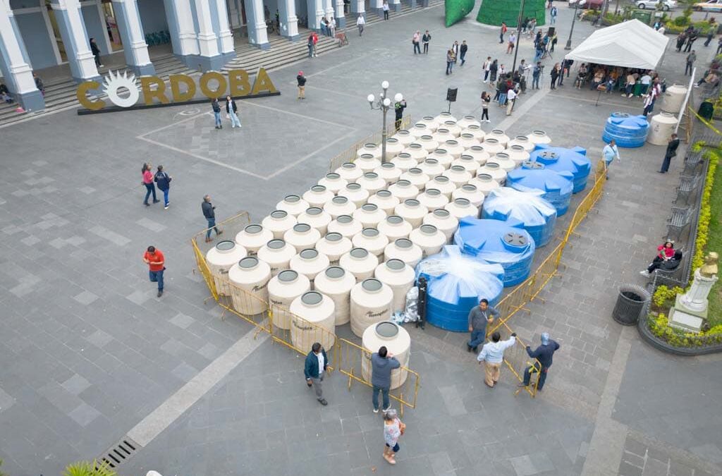 Cordobeses reciben tinacos y Cisternas con Subsidio