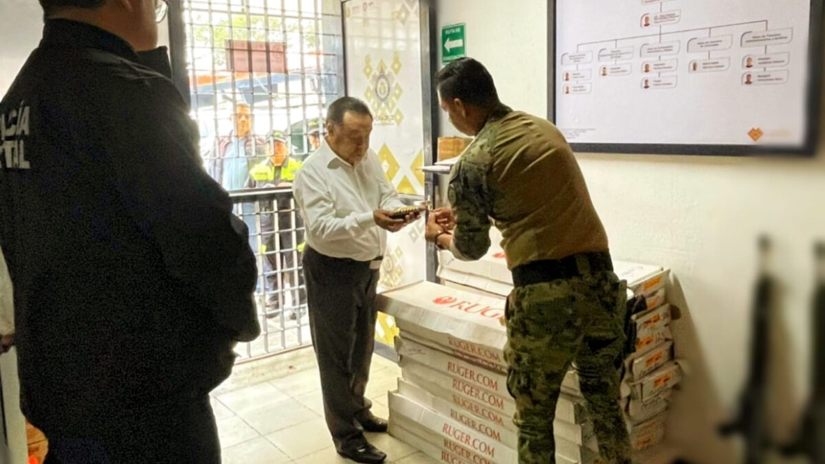 Dotan de equipamiento a elementos de la Policía Municipal