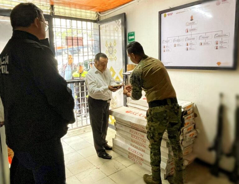 Dotan de equipamiento a elementos de la Policía Municipal