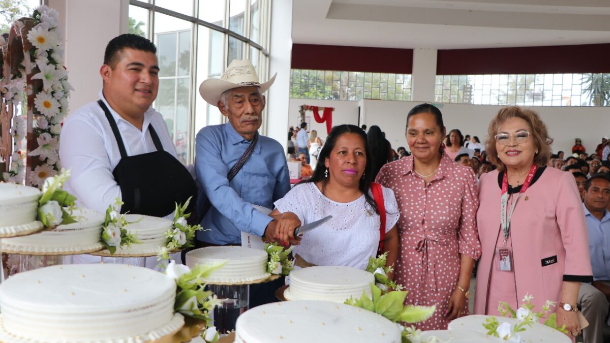 EN IXTACZOQUITLÁN, MÁS DE 130 PAREJAS UNEN SUS VIDAS EN MATRIMONIO