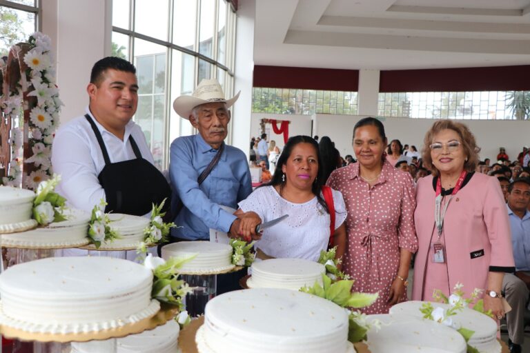 EN IXTACZOQUITLÁN, MÁS DE 130 PAREJAS UNEN SUS VIDAS EN MATRIMONIO