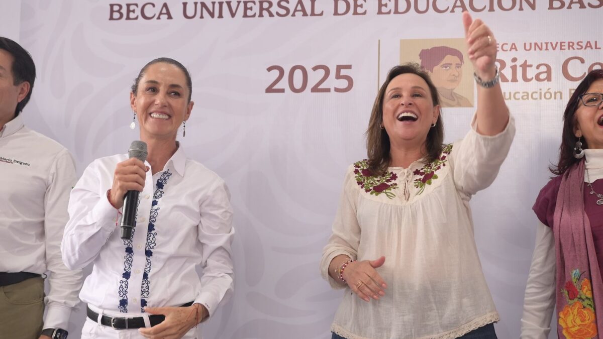 Claudia Sheinbaum y Rocío Nahle entregan tarjetas de la beca Rita Cetina