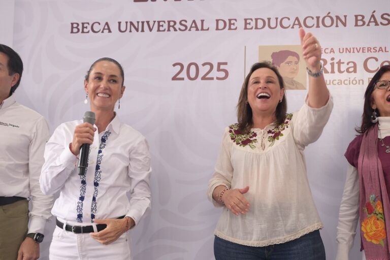 Claudia Sheinbaum y Rocío Nahle entregan tarjetas de la beca Rita Cetina