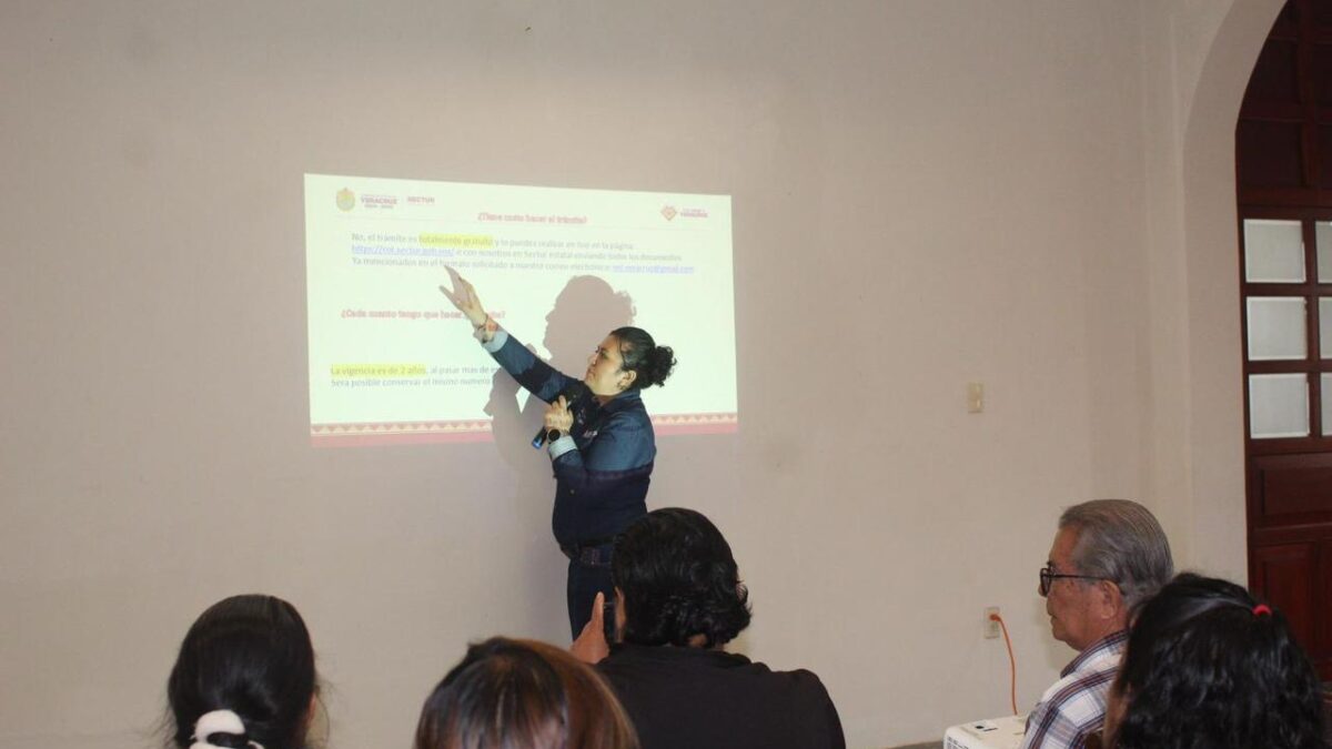 Capacita SECTUR a Tlacotalpan en calidad de servicios y hospitalidad