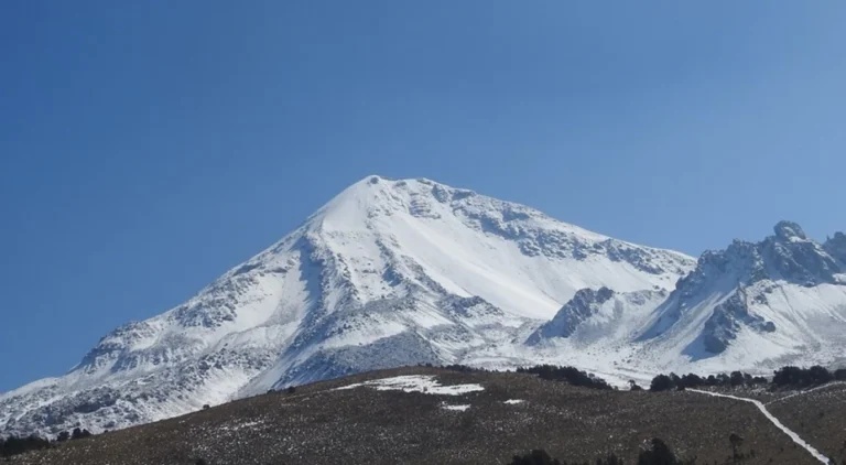 Alpinista sufre grave accidente al descender en bicicleta del Pico de Orizaba