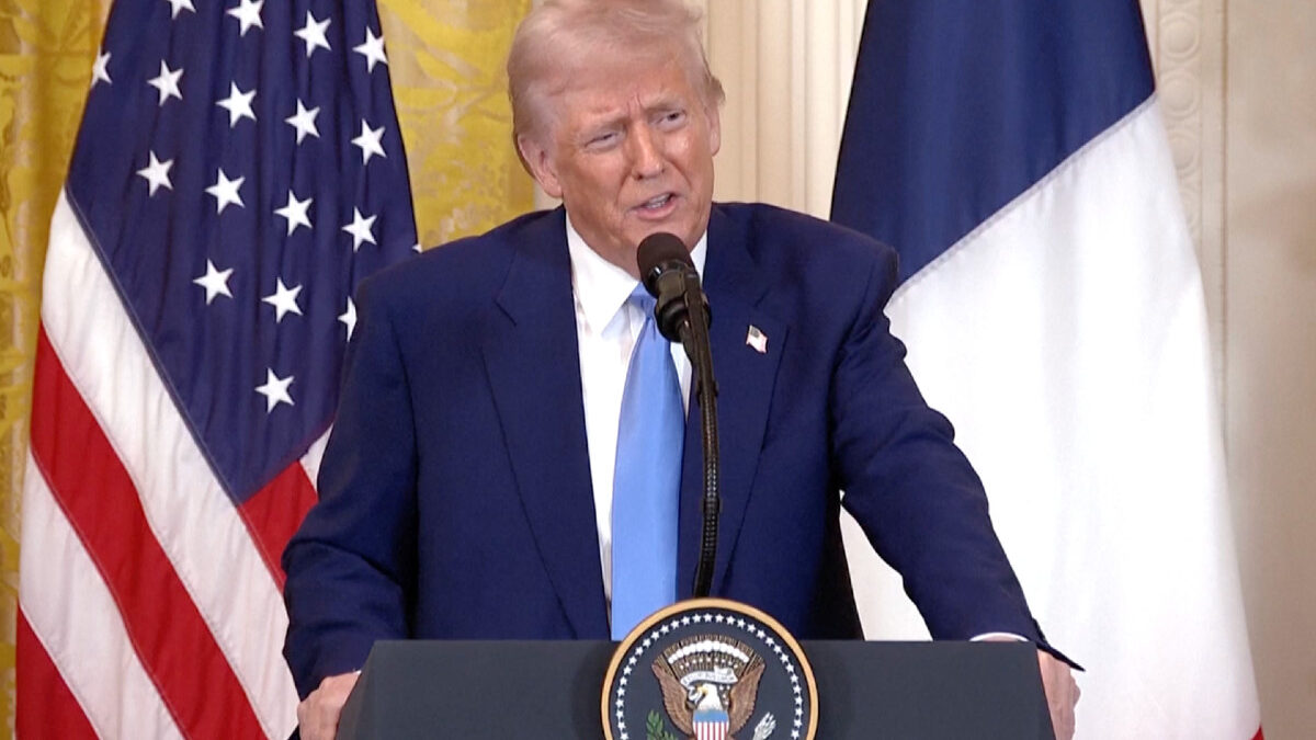 Trump dice que los aranceles a Canadá y México ‘seguirán adelante’