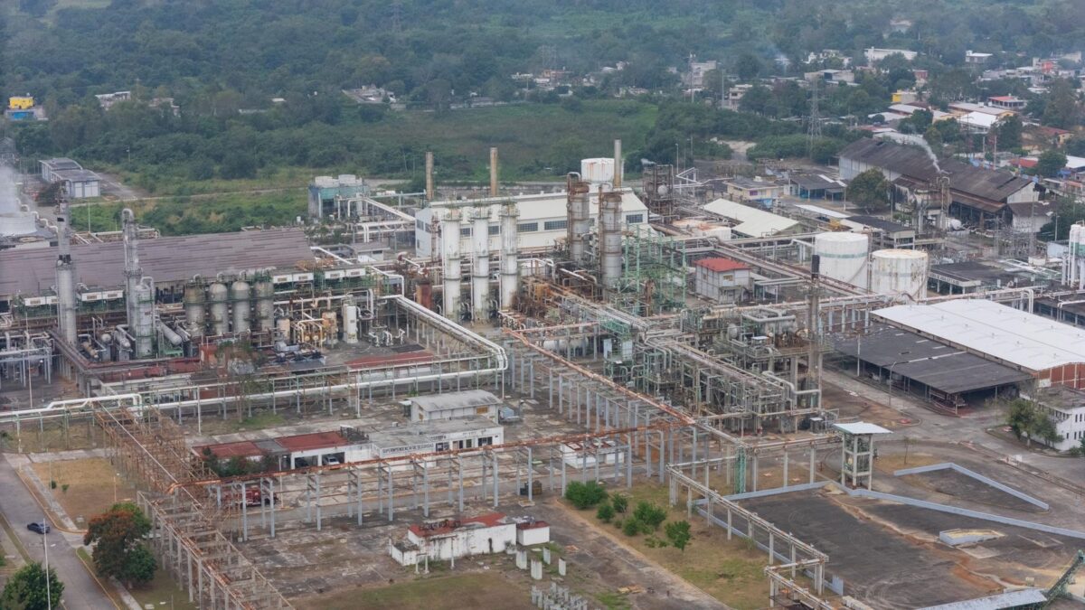 Apuesta Sheinbaum por rescate de la petroquímica nacional; recorre complejo petroquimico Escolín