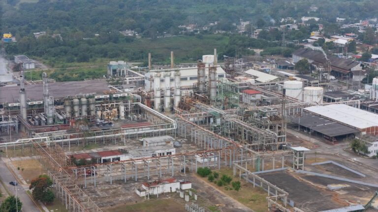 Apuesta Sheinbaum por rescate de la petroquímica nacional; recorre complejo petroquimico Escolín