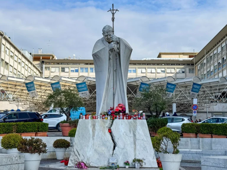 Papa Francisco experimenta “leve mejoría”; insuficiencia renal “no es preocupante”, asegura el Vaticano