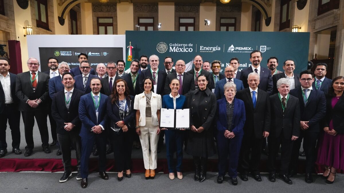 Sheinbaum y empresarios firman acuerdo para fijar precio máximo de gasolina Magna