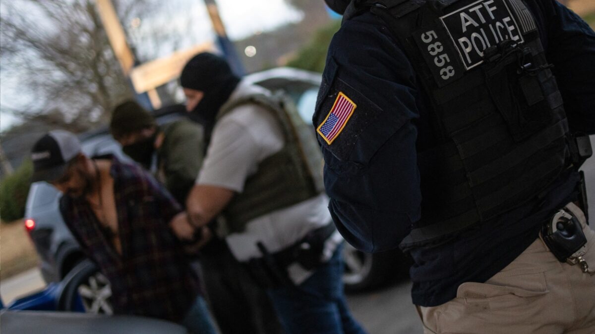 Trump presume haber detenido a 20 mil migrantes en un mes