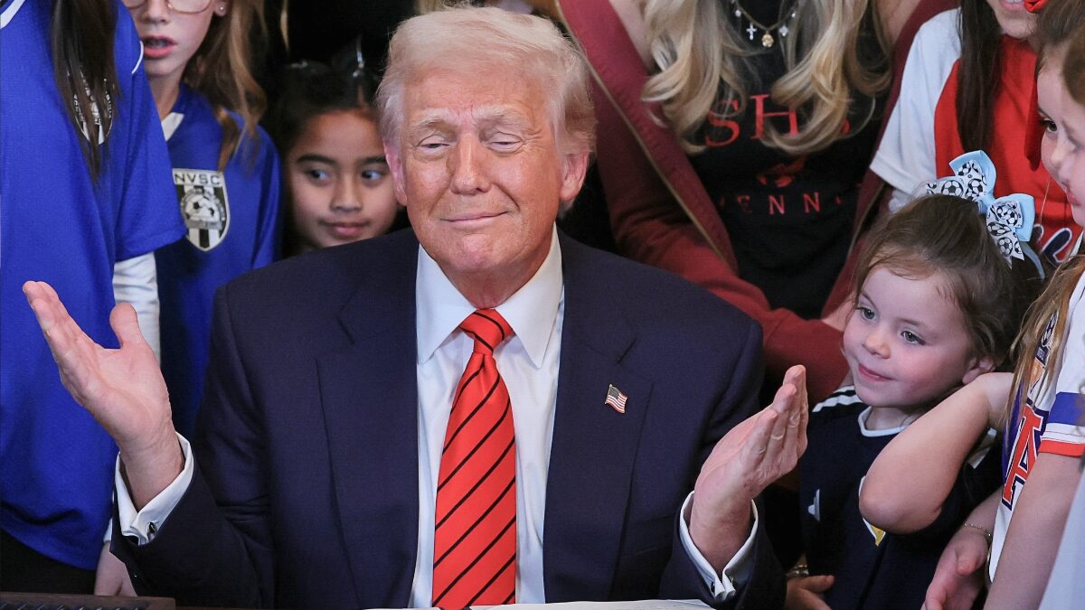 Trump prohíbe a mujeres trans participar en deportes femeninos