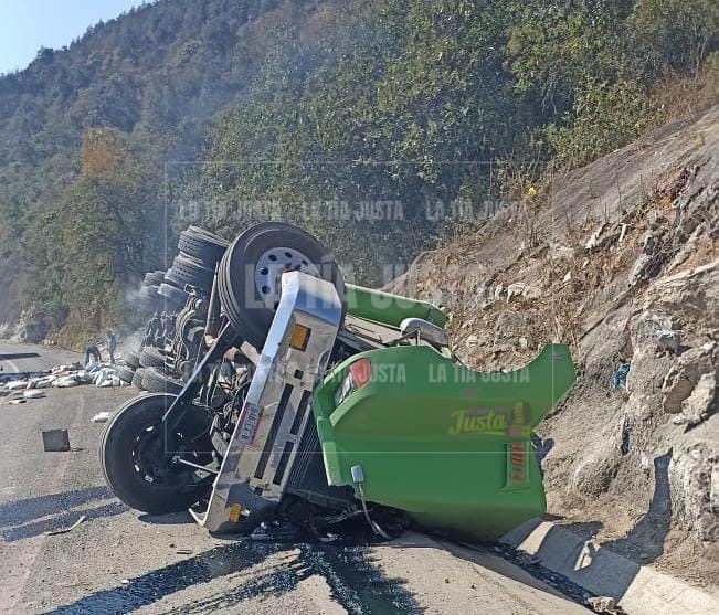 Identifican a trailero que murió en la volcadura de Las Cumbres de Maltrata