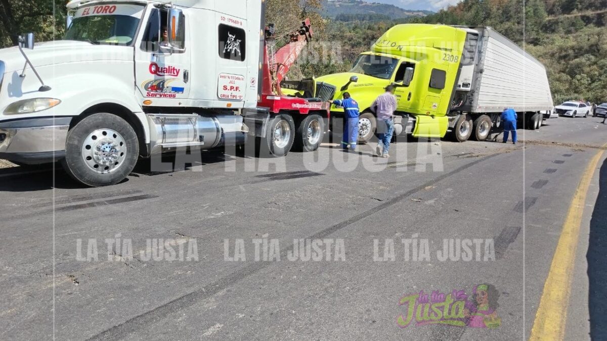 Vuelca tráiler en las Cumbres de Maltrata