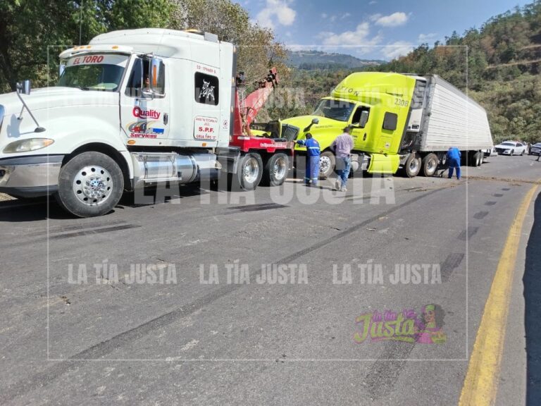 Vuelca tráiler en las Cumbres de Maltrata