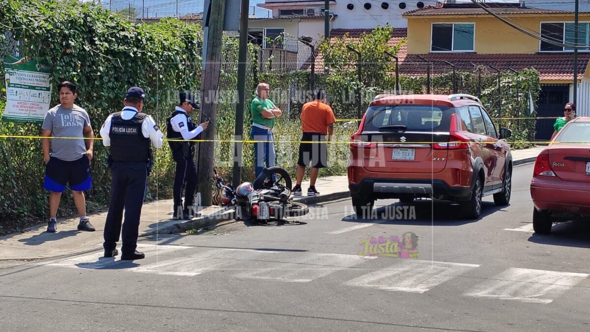 Se fractura motociclista al chocar contra camioneta