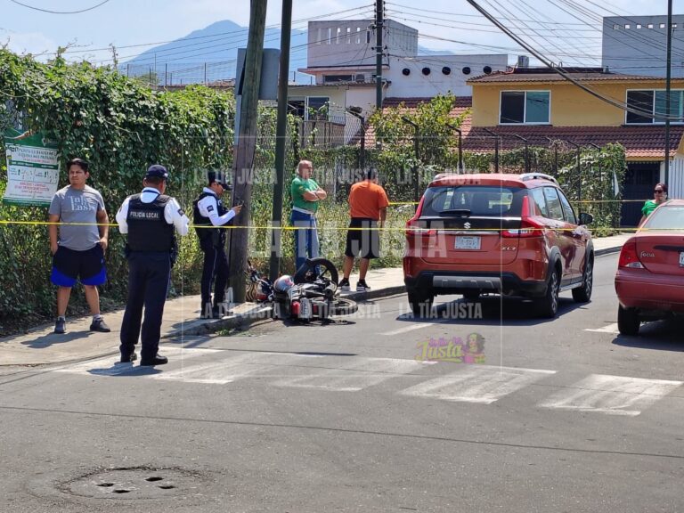 Se fractura motociclista al chocar contra camioneta