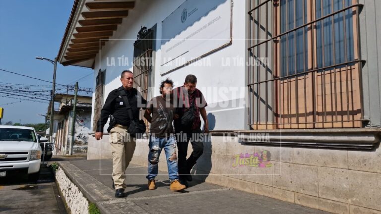 TRASLADAN A LA TOMA A PADRES QUE GOLPEARON A MENOR