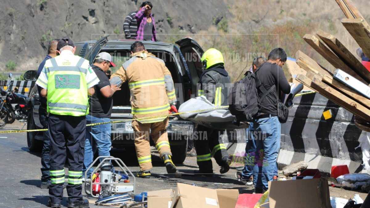 Vuelca camión torton en las Cumbres de Maltrata