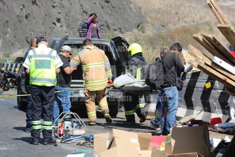 Vuelca camión torton en las Cumbres de Maltrata
