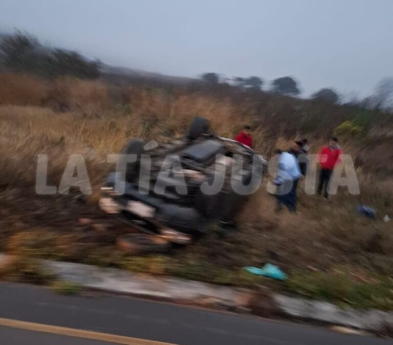 SE ACCIDENTA CAMIONETA EN LAS CUMBRES DE MALTRATA.
