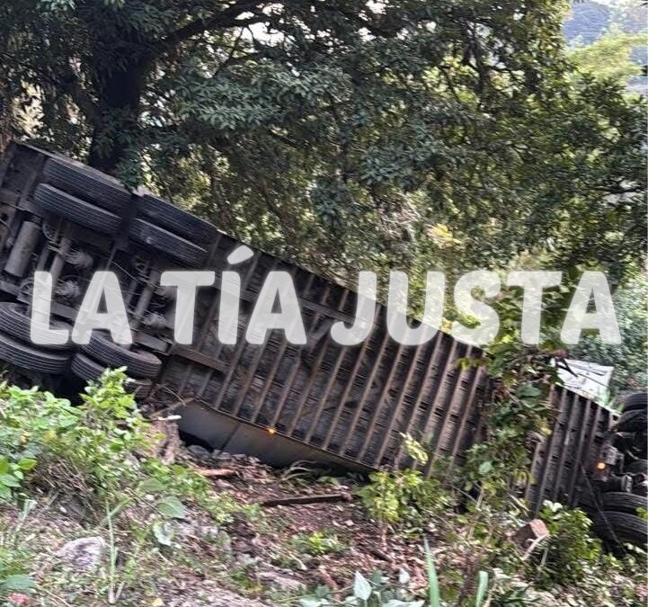 ACCIDENTE SOBRE CARRETERA ESTATAL CÓRDOBA- PASO DEL MACHO A LA ALTURA DEL CHIQUIHUITE, ATOYAC.
