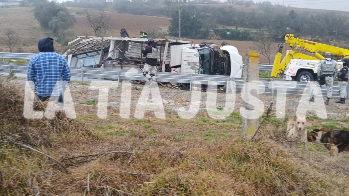 TERMINA VOLCADO CAMIÓN SUBIENDO LAS CUMBRES DE MALTRATA.