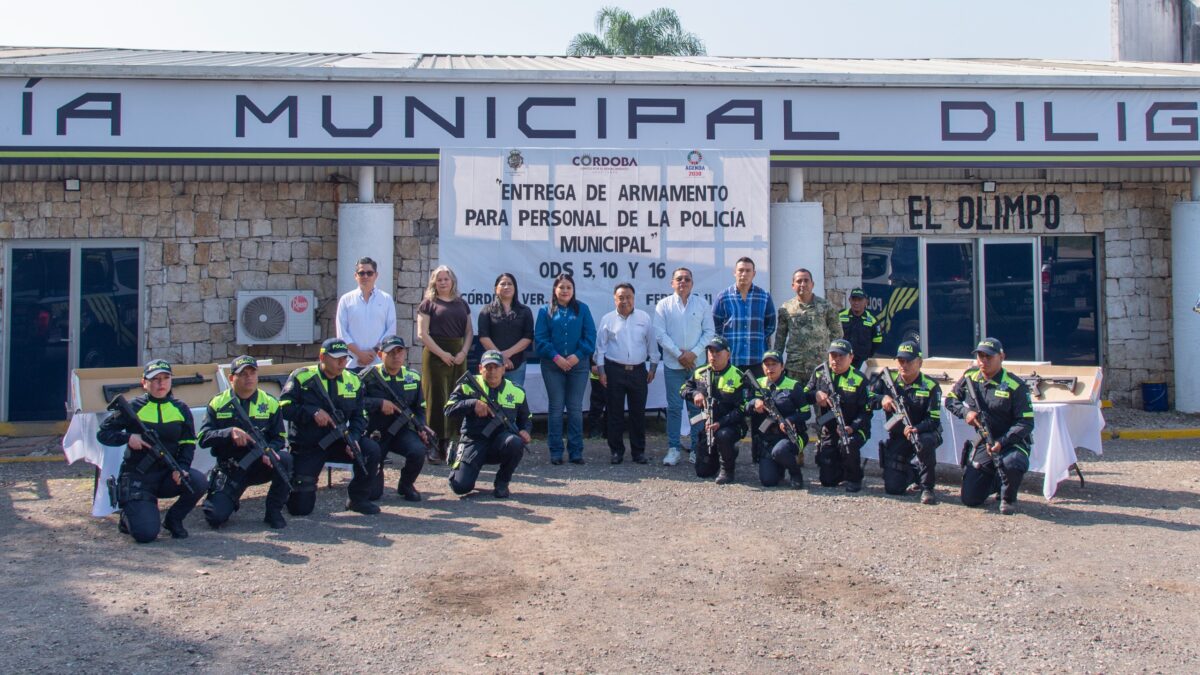 Juan Martínez Flores entrega armamento a Policía Municipal