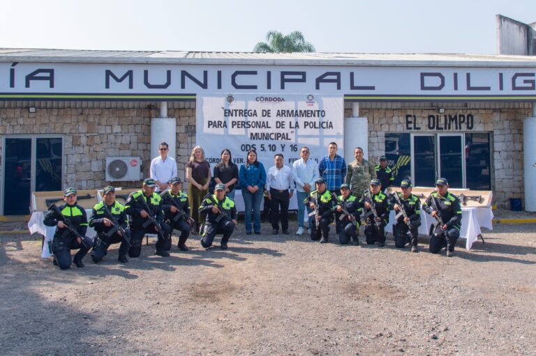 Juan Martínez Flores entrega armamento a Policía Municipal