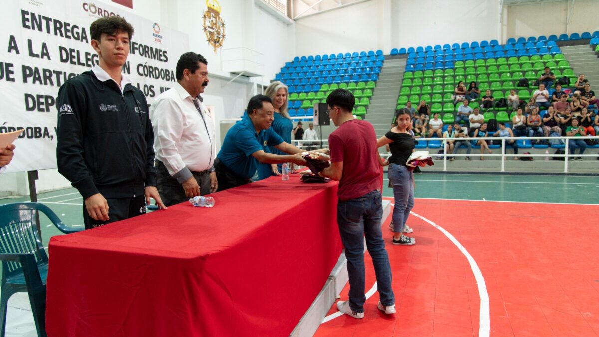 Entrega alcalde uniformes a deportistas que representarán a Córdoba en los juegos CONADE
