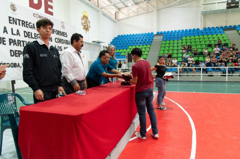 Entrega alcalde uniformes a deportistas que representarán a Córdoba en los juegos CONADE