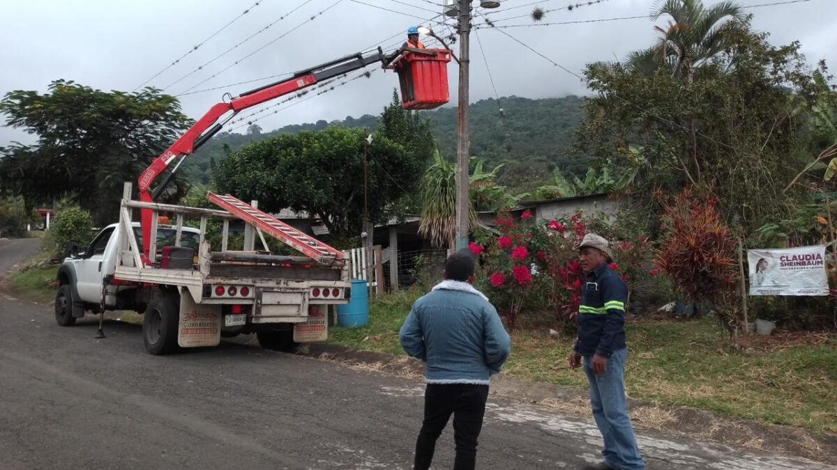 Atiende Alumbrado Público reparaciones de luminarias en colonias y comunidades