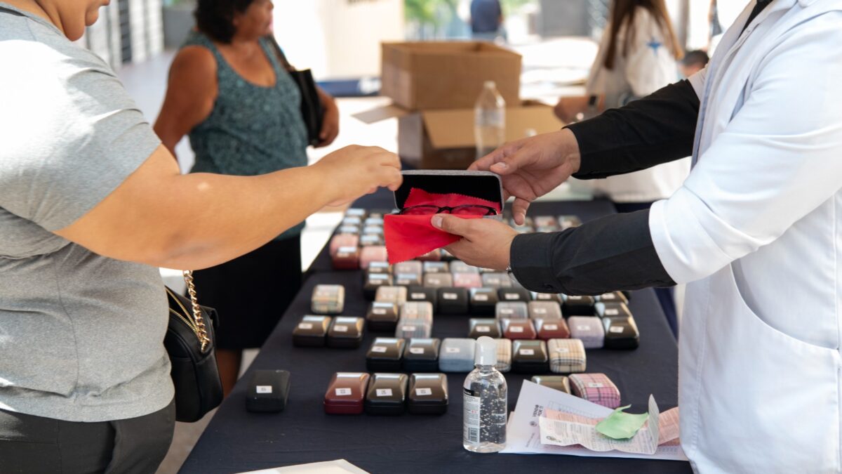 Desarrollo Social realiza entrega de lentes a bajo costo