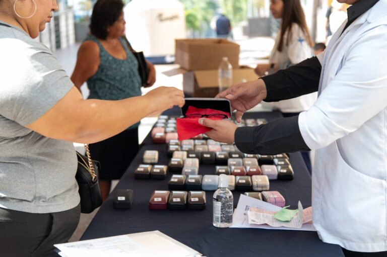 Desarrollo Social realiza entrega de lentes a bajo costo